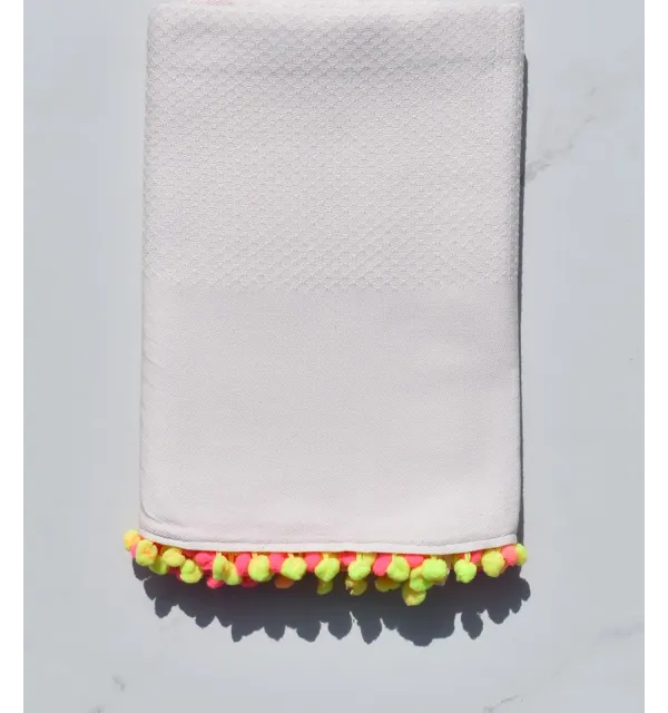 Fouta rosa chiaro con pompon 